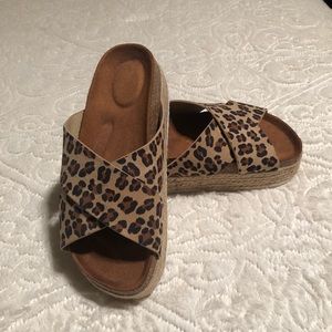 Leopard Platform Slide
